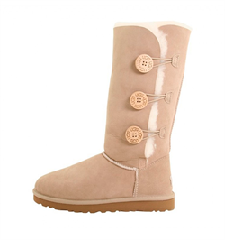 UGG BAILEY BUTTON TRIPLET SAND 1 - фото 17490